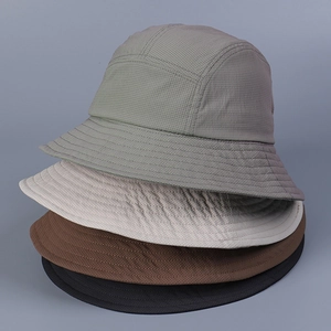 Gros plan de bobs légers à séchage rapide montrant le tissu ripstop et les coutures renforcées