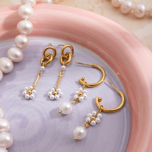 Orecchini a cerchio in acciaio inossidabile placcato oro 18K con perle e pendenti a fiori
