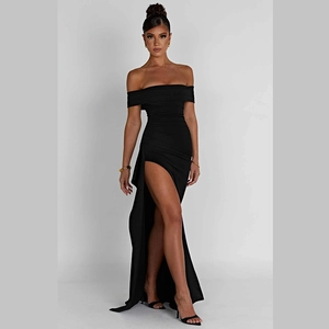 Elegantes schwarzes schulterfreies Maxikleid mit Seitenschlitz und Raffungen am Model