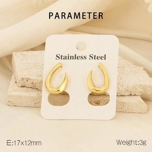 Gros plan détaillé des boucles d'oreilles géométriques en C en acier doré de 17x12mm