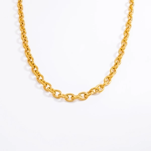 Détail du collier en acier inoxydable plaqué or 18 carats avec fermoir mousqueton solide