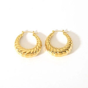 Gros plan de boucles d'oreilles en U plaquées or 18 carats avec une texture torsadée croissant