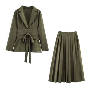 Ensemble élégant deux pièces vert armée avec veste de tailleur ceinturée et jupe plissée