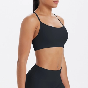 Détail du soutien-gorge de yoga noir avec bretelles fines et bande de maintien élastique