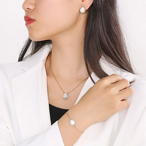Parure élégante en acier titane doré avec collier et boucles d'oreilles goutte zircon