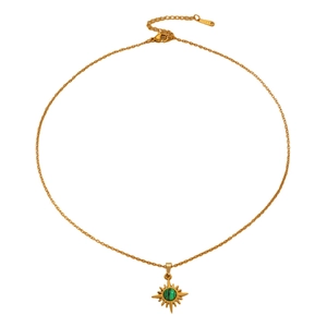 Detailansicht von Sonnenstrahl-Anhänger mit Malachit-Stein an verstellbarer Kette