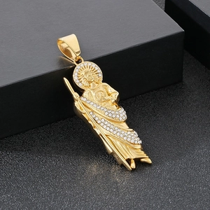 Vue macro du pendentif Saint Jude plaqué or avec détails en strass étincelants