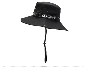 Dettaglio del cappello da pescatore nero con fori di ventilazione e cordino regolabile