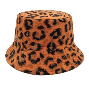 Dettaglio del cappello a secchiello leopardato con trama del tessuto e cuciture rinforzate