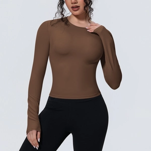 Détail du haut de yoga marron foncé ajusté avec col rond et tissu respirant extensible