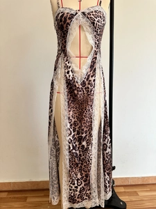 Dettaglio del vestito in raso leopardato con pizzo bianco e spacco laterale sulla gonna