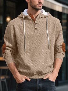 Dettaglio felpa con cappuccio uomo kaki con trama jacquard e toppe sui gomiti moda