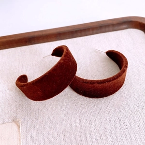 Boucles d'oreilles créoles C en velours marron au design rétro français minimaliste