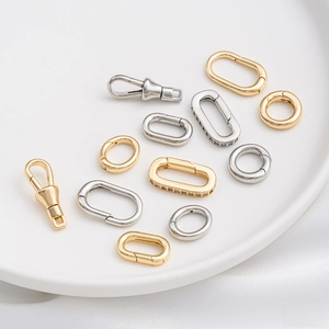 Makroansicht von ovalen 14K Gold Federverschlüssen mit Zirkon-Inlay für DIY-Schmuck