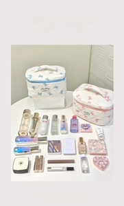 Gros plan d'une trousse de maquillage matelassée avec nœuds et grande capacité de rangement