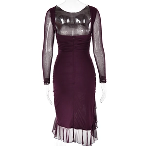 Vue arrière d'une robe en maille violette ajustée à manches longues avec zip et volants