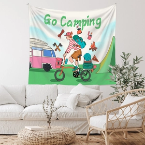 Détail de la tapisserie Go Camping avec caravane et tente sur un mur de salon blanc moderne