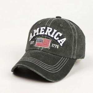 Détail de la broderie AMERICA et du patch drapeau USA sur casquette vintage
