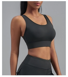 Détail de l'ensemble brassière de sport et legging noir avec poches latérales