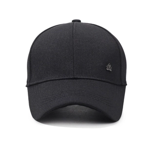 Cappellino da baseball classico nero da uomo con stemma della corona in metallo sul lato