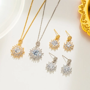 Luxury Titanium Steel Crystal Flower Necklace For Women Elegant Rhinestone Sunflower Clavicle Chain Jewelry With 925 Silver Post