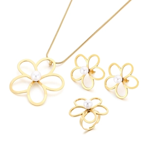 Parure de bijoux fleur en acier doré avec perles incluant collier, boucles et bague
