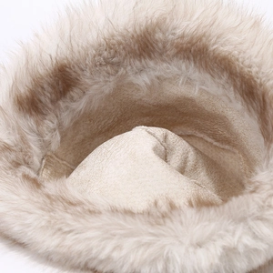 Détail de la fausse fourrure douce et doublure en daim sur un chapeau d'hiver