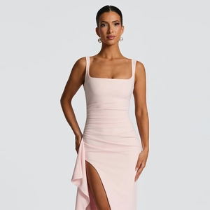 Détail d'une robe moulante rose avec encolure carrée et fente latérale haute élégante