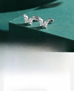 Vue détaillée de boucles d'oreilles papillon avec oxydes de zirconium 5A sertis