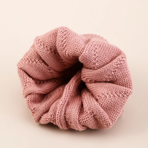 Primer plano de tejido de punto rosa con patrón de ondas y textura de lana
