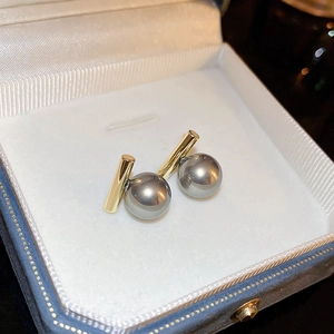 Orecchini A Lobo Geometrici Minimalisti A Forma Di T Con Perla Artificial Finta Grigia E Barra In Rame Placcato Oro Perno In Argento Per Donna Moda