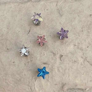 Fünf farbige Zirkonia-Ohrstecker in Sternform mit Schraubverschluss aus Titanstahl