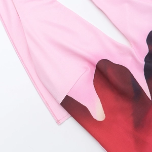 Dettaglio del tessuto floreale rosa e rosso con cuciture piatte di alta qualità