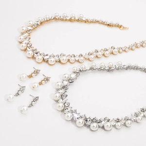 Détail d'élégantes parures baroques avec perles et cristaux en versions dorée et argentée