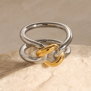 Anello intrecciato in acciaio inossidabile bicolore oro e argento su pietra