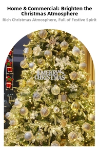 Détail d'un sapin de Noël vert avec lumières LED chaudes, boules dorées et étoiles festives