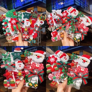 Detail van kersthaarspeldjes set met kerstman en rendier op een presentatiekaart