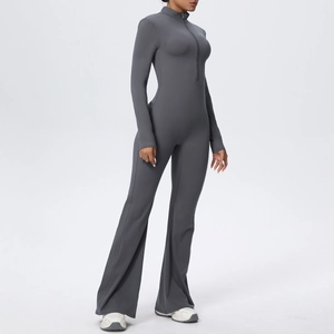 Vue latérale d'une combinaison de yoga gris foncé à manches longues et pantalon évasé