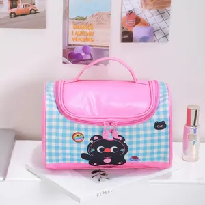 Détails de la trousse de maquillage à carreaux bleu rose avec motif chat mignon