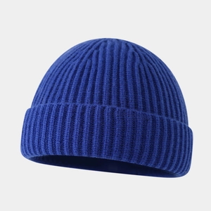 Dettaglio del berretto in maglia a coste blu scuro con trama verticale e risvolto