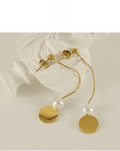 Detail of 18K gold plated tassel earrings with white pearls and hypoallergenic metal