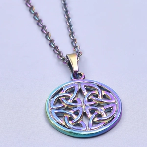 Gros plan d'un collier pendentif nœud celtique plaqué 18k avec fini métal arc-en-ciel