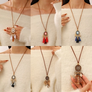 Detalle de collares bohemios con borlas, colgantes étnicos y cuentas de colores