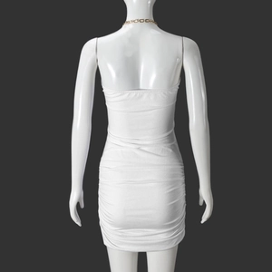 Vue arrière d'une robe mini moulante blanche avec fronces et coupe ajustée élégante