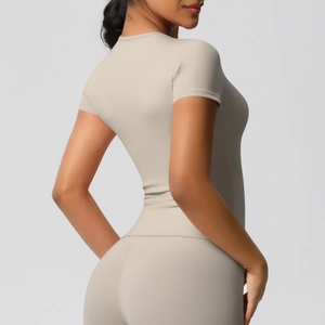 Détail de l'ensemble de yoga beige sans couture avec t-shirt et short vus sous un angle