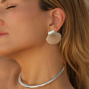 Minimalist silver shell earrings and sleek neck choker set with a marine design