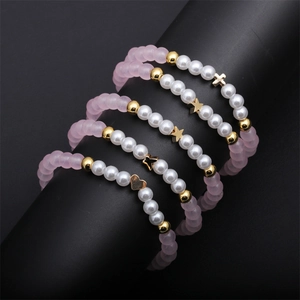 Set de 5 bracelets en perles roses avec breloques dorées en croix et cœur