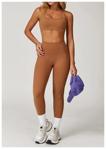 Vollansicht der karamellbraunen High-Waist Yoga-Leggings und Sport-BH an einem Model