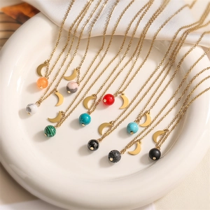 Colliers en acier doré avec pendentifs lune et diverses perles en pierres naturelles