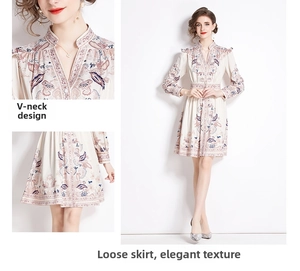 Dettaglio dell'abito vintage con stampa paisley, scollo a V ed elegante orlo svasato a A